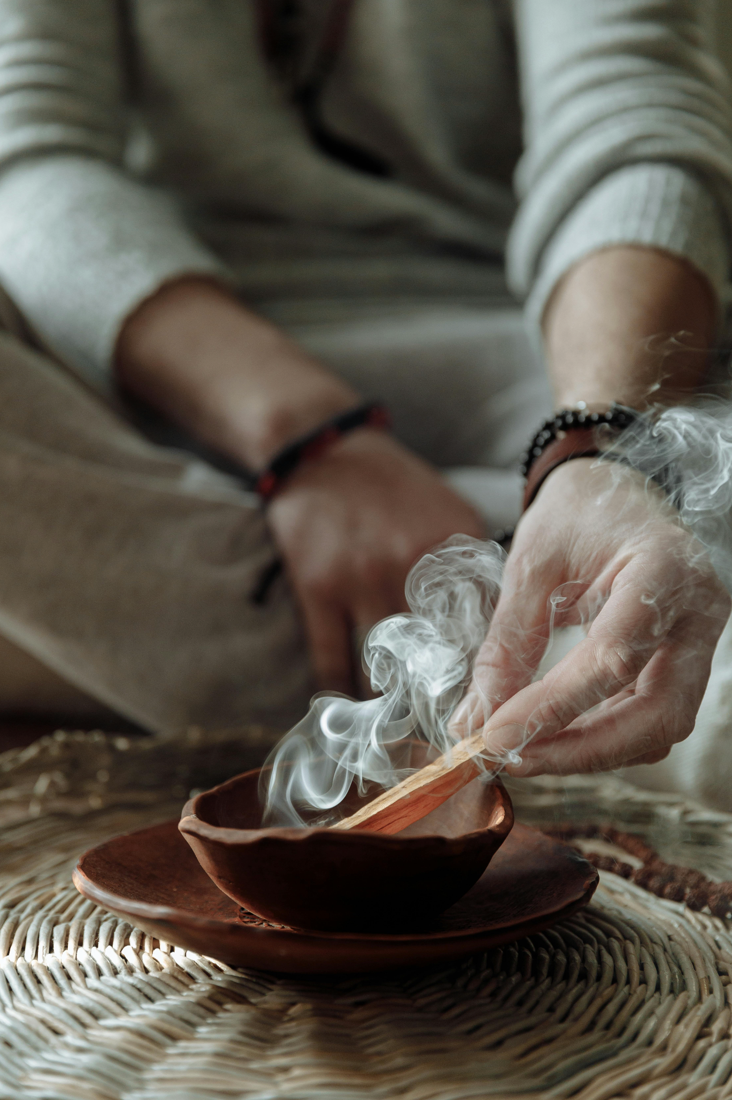 Smudging Anleitung: Alles über Räuchern mit Weißem Salbei, Palo Santo und Kräutern – Wirkung, Tipps & häufige Fragen